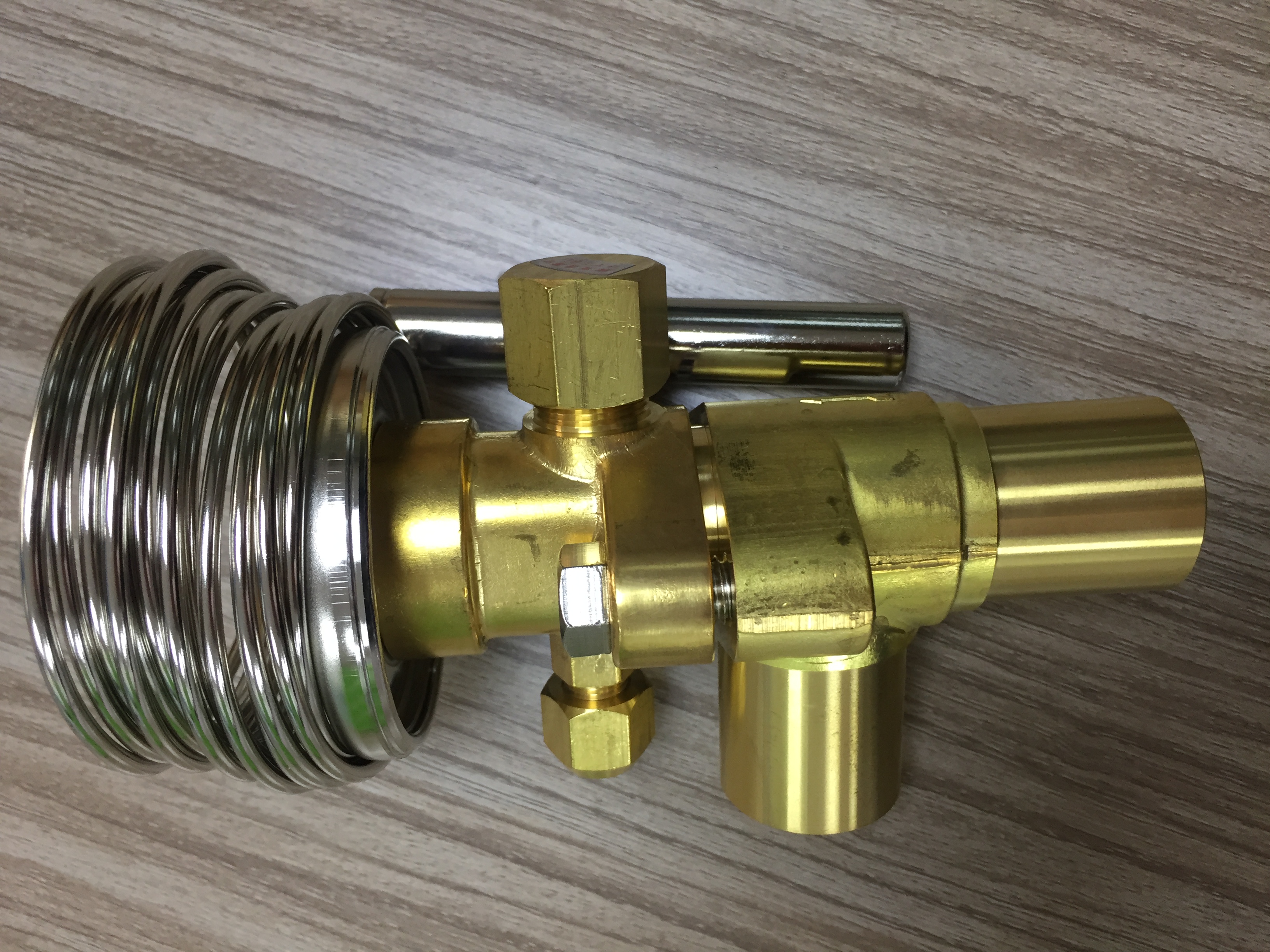 浙江三花智能控制股份有限公司主要业务分为制冷空调电器零部件业务和汽车零部件业务